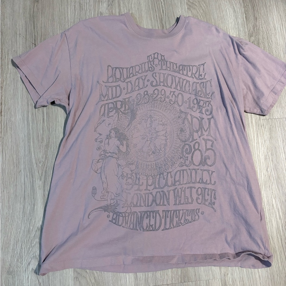 Hollister Vintage Graphic Tee in Lavender